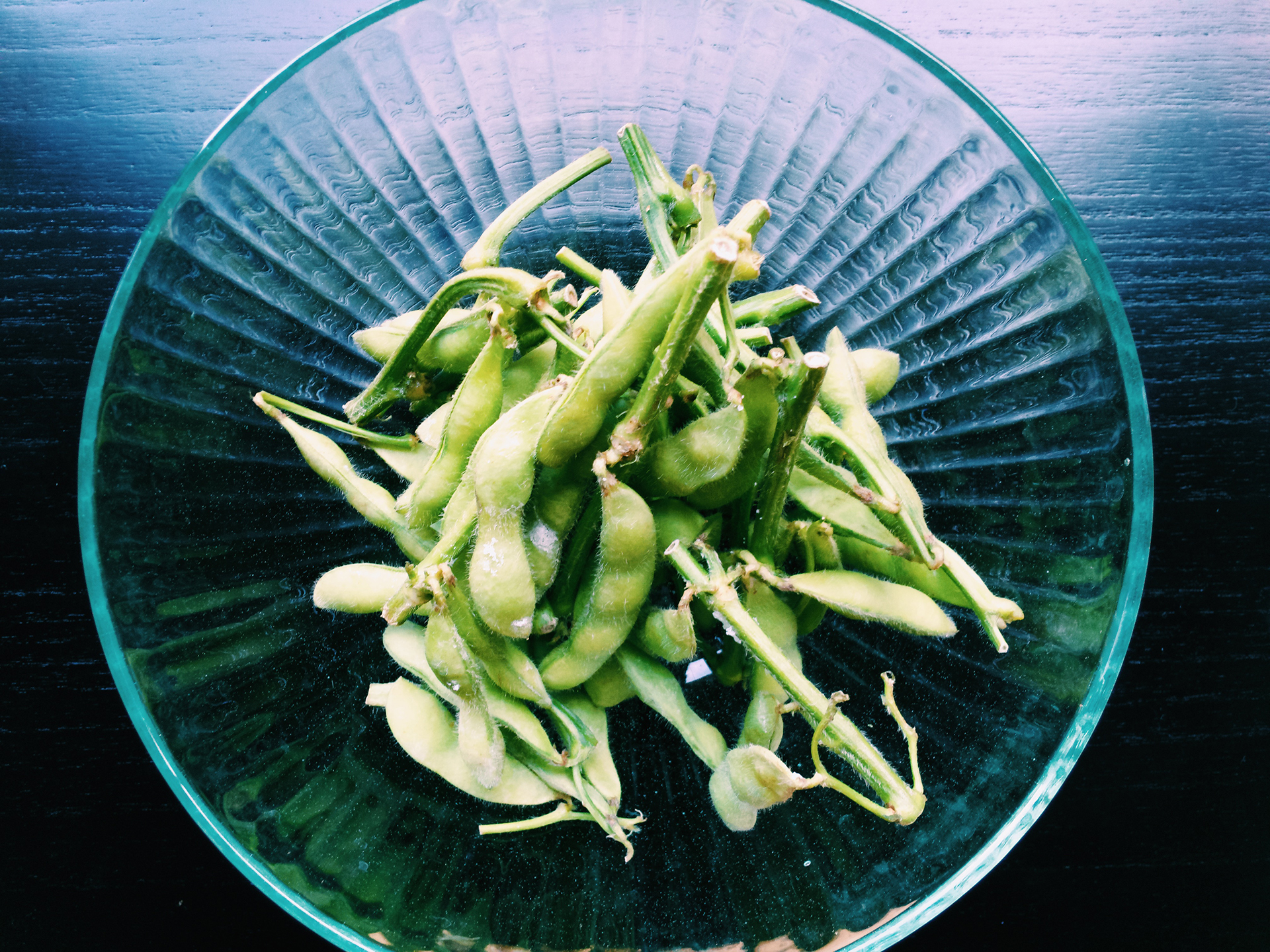 ゆで枝豆とガラスの器